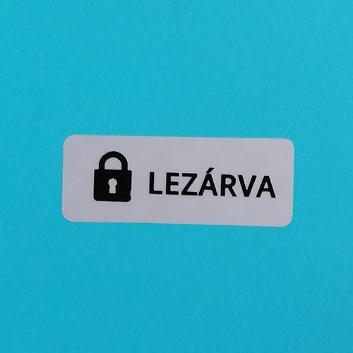 "LEZÁRVA" matt ezüst biztonsági matrica 40x15 mm fekete nyomtatással