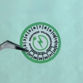   VOID nyomot hagyó 6 éves (2027-2032) villamosbiztonsági felülvizsgálati matrica, zöld/fekete nyomtatással, 30 mm kör, matt fehér