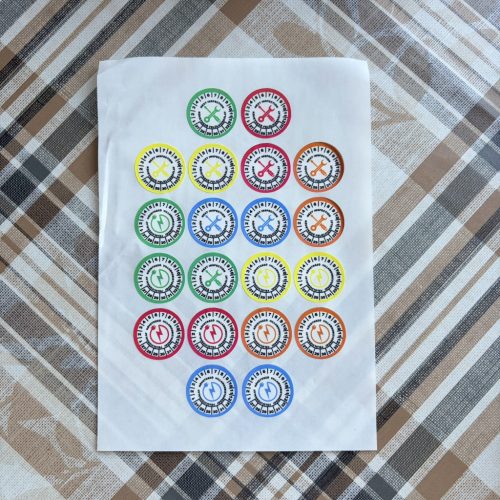 VOID nyomot hagyó 6 éves (2027-2032) villamosbiztonsági felülvizsgálati matrica, zöld/fekete nyomtatással, 30 mm kör, matt fehér