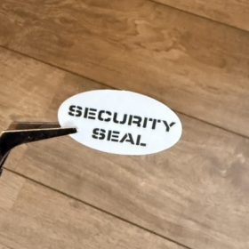   "SECURITY SEAL" VOID nyomot hagyó biztonsági matrica 30x15 mm ovális, matt fehér