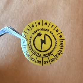   VOID nyomot hagyó 6 éves (2027-2032) villamosbiztonsági felülvizsgálati matrica 30 mm kör, sárga