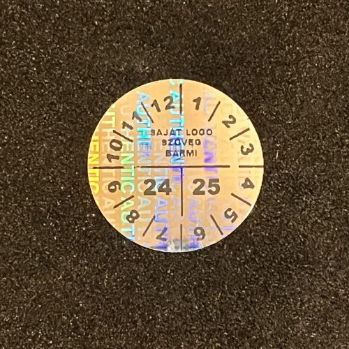 2 éves (2023-2024) felülvizsgálati hologram matrica EGYEDI logóval 20 mm kör 