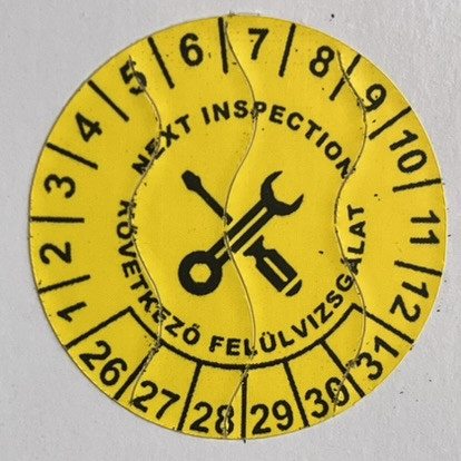 Időjárásálló poliészter 6 éves (2026-2031) felülvizsgálati matrica 30 mm kör, sárga