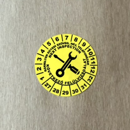 Időjárásálló poliészter 6 éves (2027-2032) felülvizsgálati matrica 30 mm kör, sárga