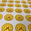 Időjárásálló poliészter 6 éves (2026-2031) felülvizsgálati matrica 30 mm kör, sárga