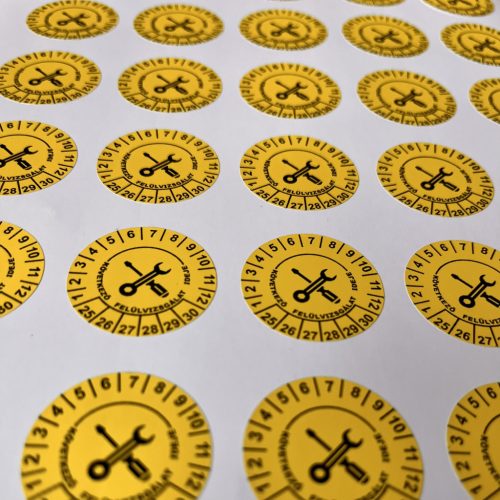 Időjárásálló poliészter 6 éves (2026-2031) felülvizsgálati matrica 30 mm kör, sárga