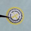 VOID nyomot hagyó 6 éves (2027-2032) felülvizsgálati biztonsági matrica sárga/fekete nyomtatással, 30 mm kör, matt fehér