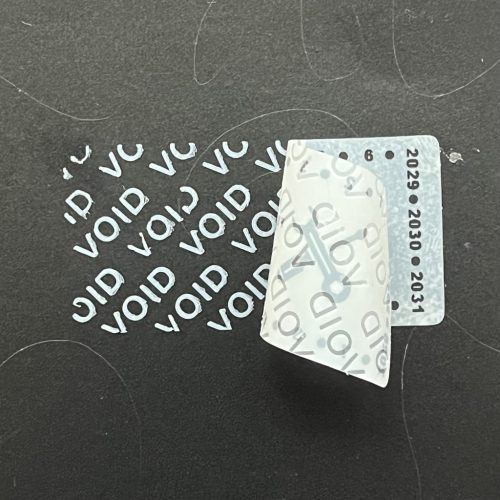 VOID nyomot hagyó 6 éves (2027-2032) kétnyelvű felülvizsgálati biztonsági matrica, 50x25 mm, fehér