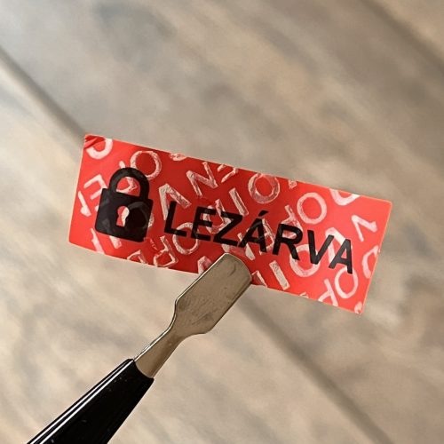 "LEZÁRVA" nyomot nem hagyó biztonsági matrica 30x10 mm, kék