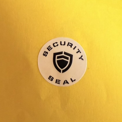 "SECURITY SEAL" VOID nyomot hagyó biztonsági matrica 25 mm kör, matt fehér