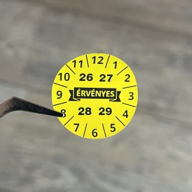   "ÉRVÉNYES" időjárásálló poliészter 4 éves (2026-2029) matrica 30 mm kör, sárga