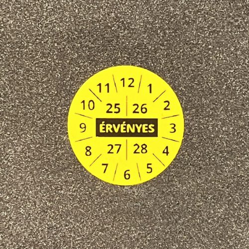"ÉRVÉNYES" VOID nyomot hagyó 4 éves (2023-2024-2025-2026) felülvizsgálati biztonsági matrica 30 mm kör, sárga
