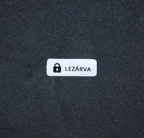 "LEZÁRVA" matt ezüst biztonsági matrica 30x10 mm fekete nyomtatással