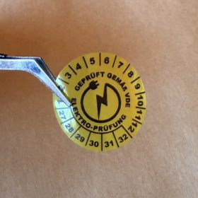   VOID nyomot hagyó 6 éves (2027-2032) VDE felülvizsgálati matrica 30 mm kör, sárga