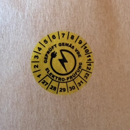 VOID nyomot hagyó 6 éves (2027-2032) VDE felülvizsgálati matrica 30 mm kör, sárga