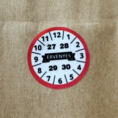 "ÉRVÉNYES" 4 éves (2027-2030) VOID biztonsági matrica 30 mm kör, piros/fekete nyomtatással, matt fehér