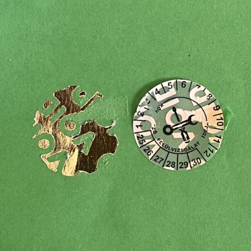 VOID nyomot hagyó 6 éves (2026-2031) kétnyelvű felülvizsgálati matrica 30 mm kör, matt ezüst