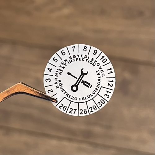 VOID nyomot hagyó 6 éves (2026-2031) kétnyelvű felülvizsgálati matrica 30 mm kör, matt ezüst