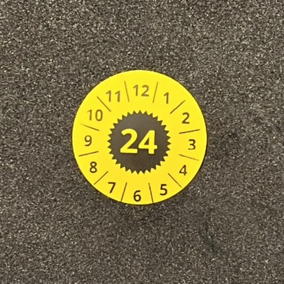 Éves (2023) VOID felülvizsgálati biztonsági matrica 30 mm kör, sárga