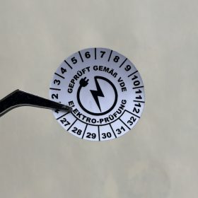   VOID nyomot hagyó 6 éves VDE (2027-2032) felülvizsgálati biztonsági matrica 30 mm kör, matt ezüst