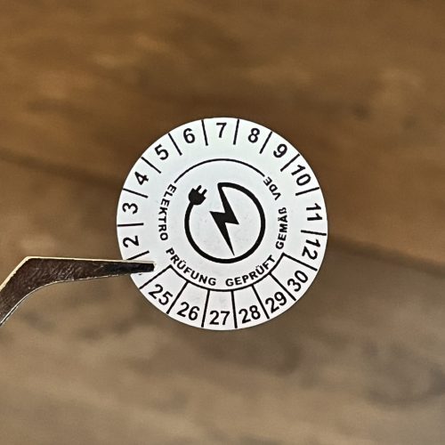 VOID nyomot hagyó 6 éves VDE (2025-2030) felülvizsgálati biztonsági matrica 30 mm kör, matt ezüst