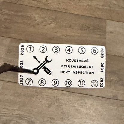 Destruktív 6 éves (2027-2032) felülvizsgálati matrica 50x25 mm, fehér