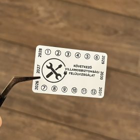  Destruktív 6 éves (2026-2031) villamosbiztonsági matrica 50x32 mm, fehér