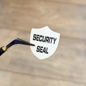   "SECURITY SEAL" VOID nyomot hagyó biztonsági matrica 25x30 mm pajzs forma, matt fehér
