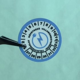   VOID nyomot hagyó 6 éves (2027-2032) villamosbiztonsági felülvizsgálati matrica, kék/fekete nyomtatással, 30 mm kör, matt fehér