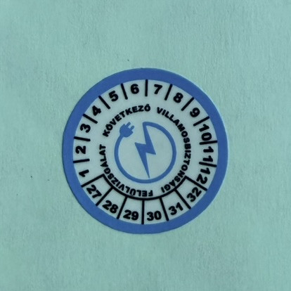 VOID nyomot hagyó 6 éves (2027-2032) villamosbiztonsági felülvizsgálati matrica, kék/fekete nyomtatással, 30 mm kör, matt fehér