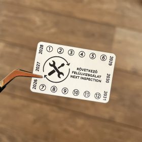   Destruktív 6 éves (2026-2031) felülvizsgálati matrica 50x32 mm, fehér