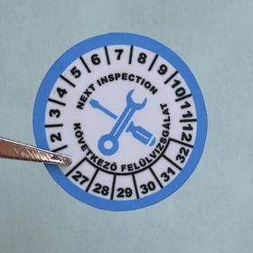   VOID nyomot hagyó 6 éves (2027-2032) felülvizsgálati biztonsági matrica kék/fekete nyomtatással, 30 mm kör, matt fehér
