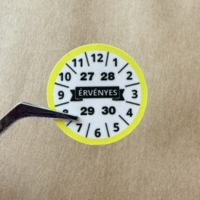   "ÉRVÉNYES" 4 éves (2027-2030) VOID biztonsági matrica 30 mm kör, sárga/fekete nyomtatással, matt fehér