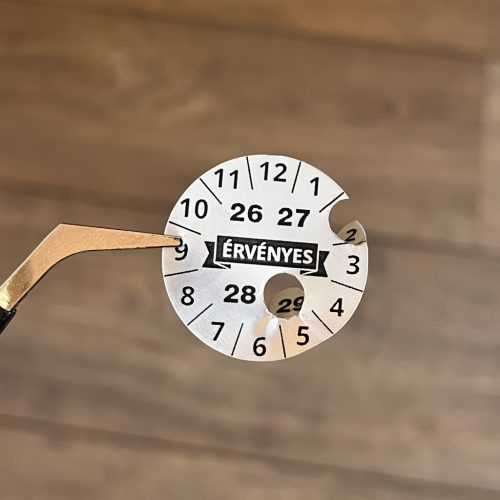 "ÉRVÉNYES" VOID nyomot hagyó 4 éves (2026-2029) felülvizsgálati biztonsági matrica 30 mm kör, matt ezüst