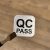 "QC PASS" VOID biztonsági matrica 25x25 mm, fehér