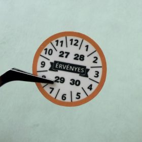   "ÉRVÉNYES" 4 éves (2027-2030) VOID biztonsági matrica 30 mm kör, narancs/fekete nyomtatással, matt fehér