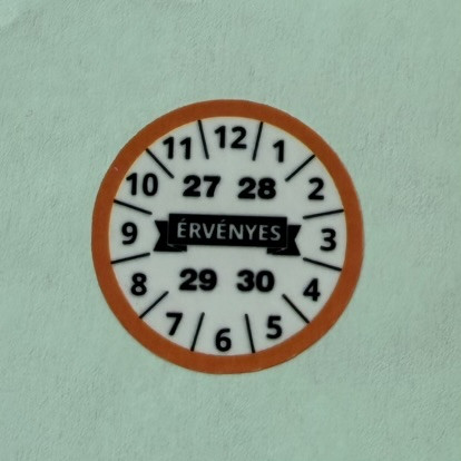 "ÉRVÉNYES" 4 éves (2027-2030) VOID biztonsági matrica 30 mm kör, narancs/fekete nyomtatással, matt fehér