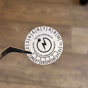   VOID nyomot hagyó 6 éves (2026-2031) villamosbiztonsági matrica 30 mm kör, matt ezüst