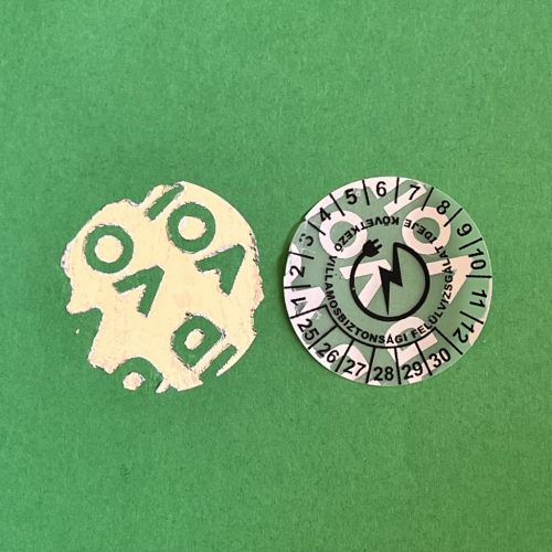 VOID nyomot hagyó 6 éves (2027-2032) villamosbiztonsági matrica 30 mm kör, matt ezüst