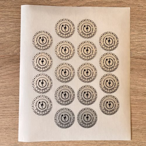 VOID nyomot hagyó 6 éves (2026-2031) villamosbiztonsági matrica 30 mm kör, matt ezüst