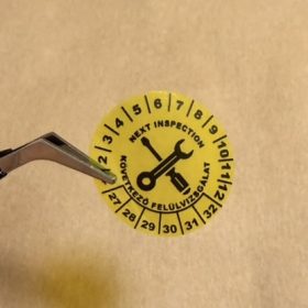   VOID nyomot hagyó 6 éves (2027-2032) felülvizsgálati biztonsági matrica 30 mm kör, sárga