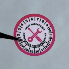   VOID nyomot hagyó 6 éves (2027-2032) felülvizsgálati biztonsági matrica piros/fekete nyomtatással, 30 mm kör, matt fehér