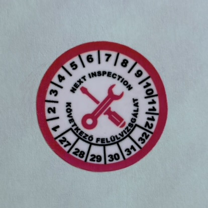 VOID nyomot hagyó 6 éves (2027-2032) felülvizsgálati biztonsági matrica piros/fekete nyomtatással, 30 mm kör, matt fehér