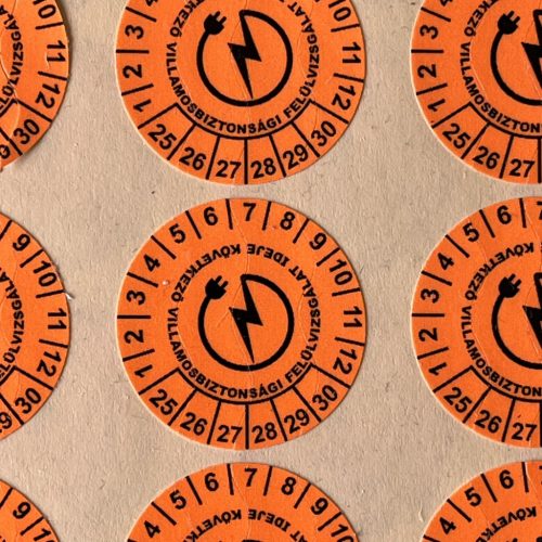 Laminált biztonsági papír 6 éves (2025-2030) villamosbiztonsági matrica 30 mm kör, világos narancs (70 db)