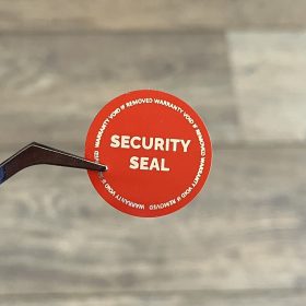   "SECURITY SEAL" VOID nyomot hagyó biztonsági matrica 30 mm kör, piros