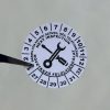 VOID nyomot hagyó 6 éves (2027-2032) felülvizsgálati biztonsági matrica, fekete nyomtatással, 30 mm kör, matt fehér