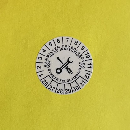 VOID nyomot hagyó 6 éves (2025-2030-HÓNAPOK-NAPOK) felülvizsgálati biztonsági matrica 30 mm kör, fehér