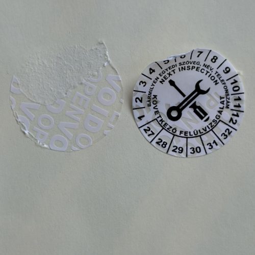 VOID nyomot hagyó 6 éves (2027-2032) felülvizsgálati biztonsági matrica, fekete nyomtatással, 30 mm kör, matt fehér