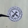 VOID nyomot hagyó 6 éves (2027-2032) felülvizsgálati biztonsági matrica, fekete nyomtatással, 30 mm kör, matt fehér