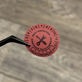   VOID nyomot hagyó 6 éves (2026-2031) villamosbiztonsági felülvizsgálati matrica 30 mm kör, matt piros